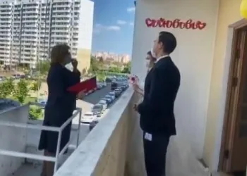 Rusya’da karantinada sıra dışı nikah
