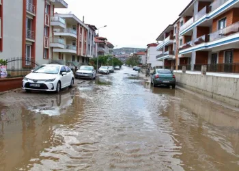 Sağanak yağış Kula’da hayatı olumsuz etkiledi
