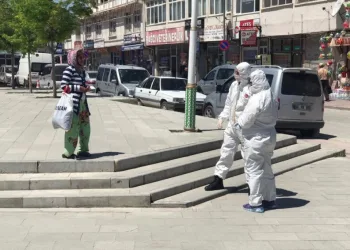Sağlıkçılardan kaçtı poli̇se yakaladı