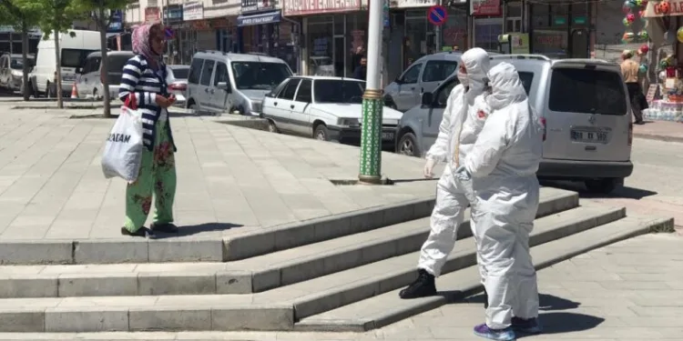 Sağlıkçılardan kaçtı poli̇se yakaladı