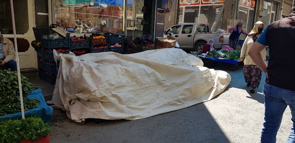 Pazarcı kadın, şalvarına doğurup pazar tezgahına attı