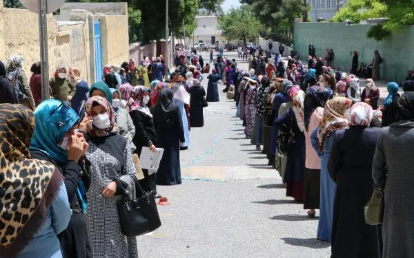 Vali Açıkladı! “Günde 300 bin kişi kuyrukta, önüne geçemiyoruz”