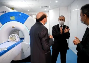 Savunma Sanayii Başkanı Demir, ilk yerli MR cihazını inceledi