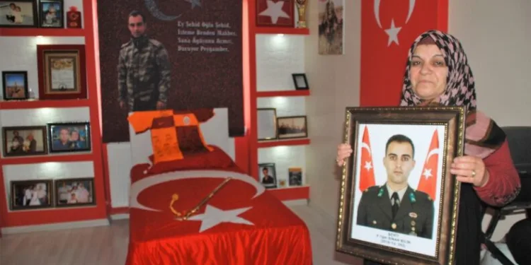 Şehi̇din anısı Türk bayrağıyla süslenen odasında yaşatılıyor