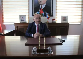 Si̇i̇rt Beledi̇yesi̇ne Kayyum Olarak Atanan Vali̇ Ati̇k Göreve Başladı