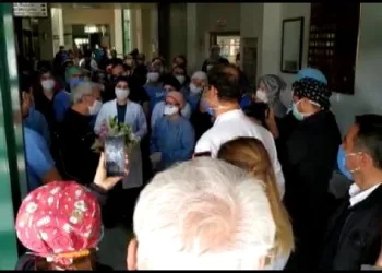 Koronavirüsü yenen doktor alkışlarla taburcu oldu