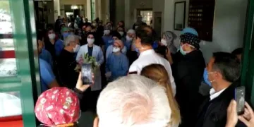 Koronavirüsü yenen doktor alkışlarla taburcu oldu