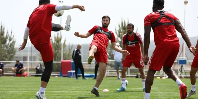 Si̇vassporda Tedbi̇rli̇ İdman Devam Edi̇yor