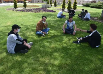 Sivas’ta cadde ve sokaklarda 15-20 yaş yoğunluğu