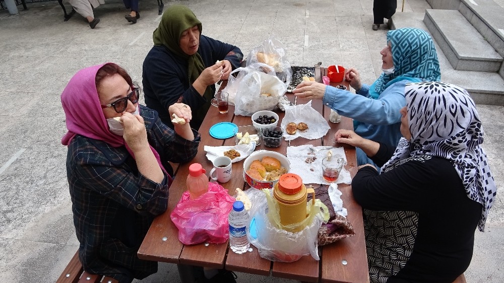 Bursa'da 65 yaş üstü vatandaşların piknik keyfi