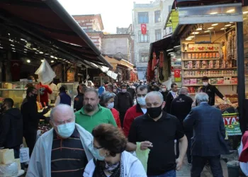 Yasak öncesi Eminönü Meydan’da insan yoğunluğu