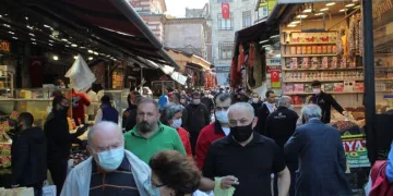 Yasak öncesi Eminönü Meydan’da insan yoğunluğu