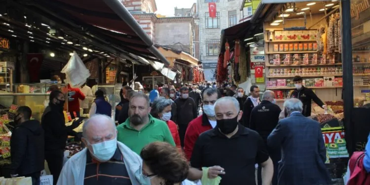 Yasak öncesi Eminönü Meydan’da insan yoğunluğu