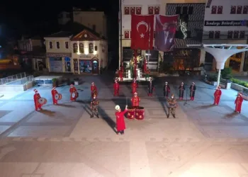 Sokağa Çıkma Kısıtlamasında Mehterandan Moral Konseri̇