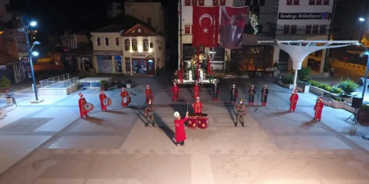 Sokağa Çıkma Kısıtlamasında Mehterandan Moral Konseri̇