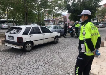 Sokağa çıkma kısıtlamasını ihlal edip polisten kaçan 2 kişiye 13 bin TL ceza