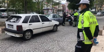 Sokağa çıkma kısıtlamasını ihlal edip polisten kaçan 2 kişiye 13 bin TL ceza