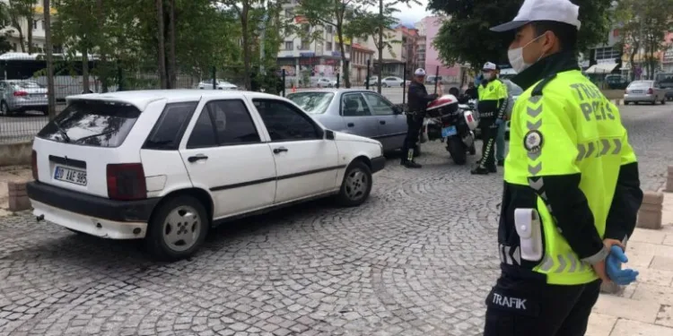 Sokağa çıkma kısıtlamasını ihlal edip polisten kaçan 2 kişiye 13 bin TL ceza