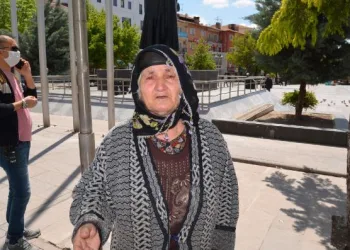 Sokağa çıkmaya hazırlanırken cüzdanı çalınan kadın ağladı