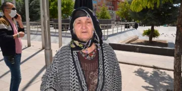 Sokağa çıkmaya hazırlanırken cüzdanı çalınan kadın ağladı