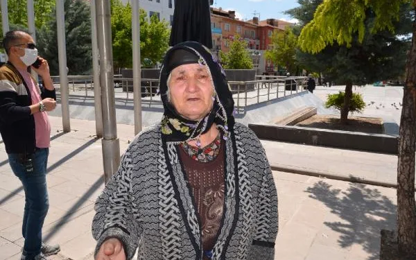 Sokağa çıkmaya hazırlanırken cüzdanı çalınan kadın ağladı