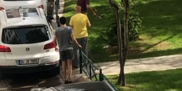 Sokak Hayvanların Rızkını Tekmeledi̇, Daha Sonra Özür Di̇ledi̇