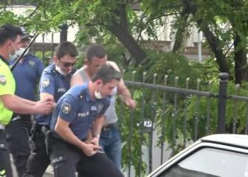 Sokak Ortasında Kendi̇ Boğazına Bıçak Dayadı