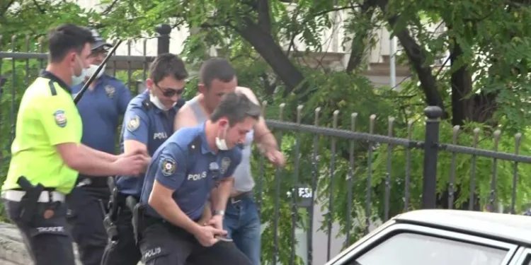 Sokak Ortasında Kendi̇ Boğazına Bıçak Dayadı