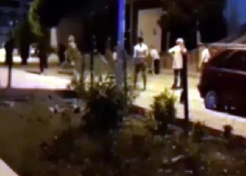 Sokakta top oynayan gençler, polisi görünce evlere kaçtı