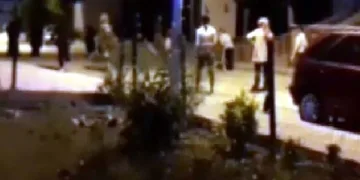 Sokakta top oynayan gençler, polisi görünce evlere kaçtı
