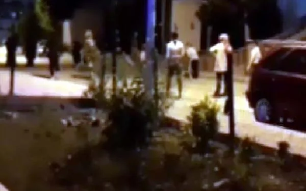 Sokakta top oynayan gençler, polisi görünce evlere kaçtı