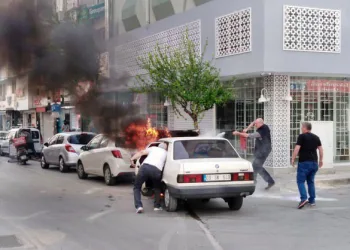 Sökede Yanan Otomobi̇l Pani̇ğe Yol Açtı