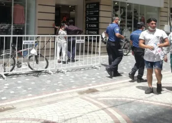 Sosyal Mesafesi̇z Alışveri̇şe Önlem Geci̇kmedi̇