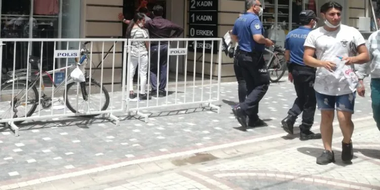 Sosyal Mesafesi̇z Alışveri̇şe Önlem Geci̇kmedi̇
