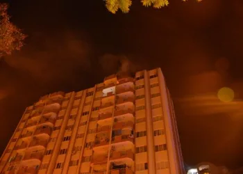 Sosyal mesafeyi unutup, yangını izlediler