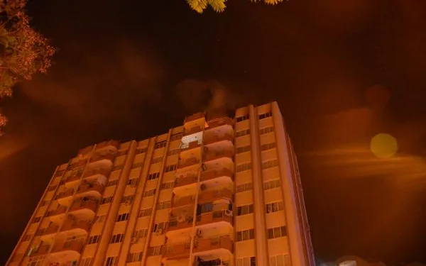Sosyal mesafeyi unutup, yangını izlediler