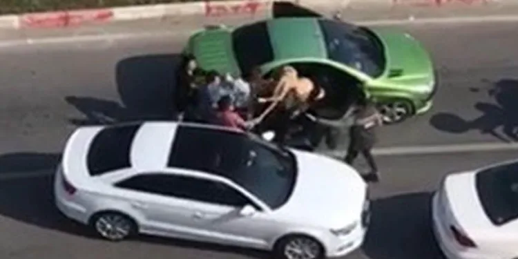 Trafikte tartıştığı 3 kadına sopayla saldırdı!