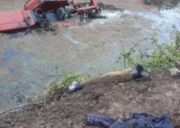Sulama kanalına düşen traktörde can verdi