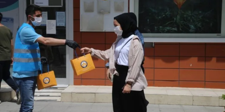 Sultanbeyli̇ Beledi̇yesi̇’nden Gençlere Ki̇tap Sürpri̇zi̇