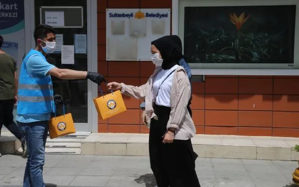Sultanbeyli’de 2 ay sonra sokağa çıkan gençlere kitap sürprizi