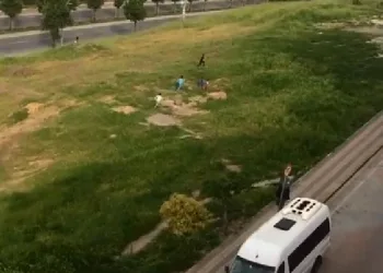 Sultangazi’de polisi gören çocukların kaçışması kamerada 