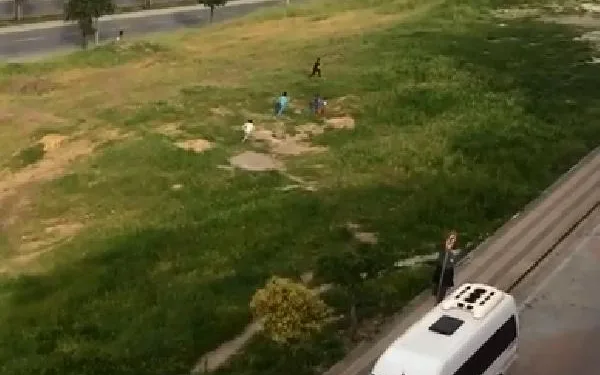 Sultangazi’de polisi gören çocukların kaçışması kamerada 