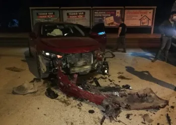 Polis aracına çarptılar, kazalı arabayı bırakıp kaçtılar