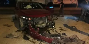 Polis aracına çarptılar, kazalı arabayı bırakıp kaçtılar