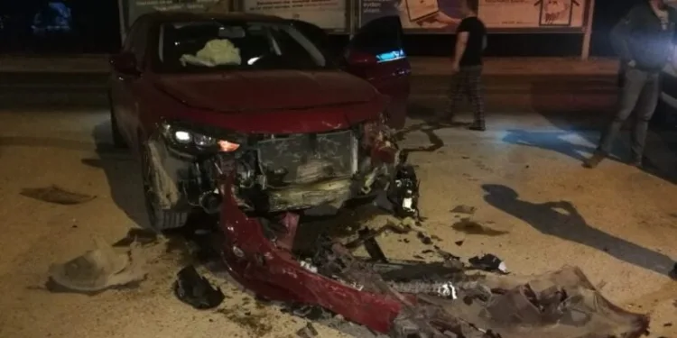 Polis aracına çarptılar, kazalı arabayı bırakıp kaçtılar