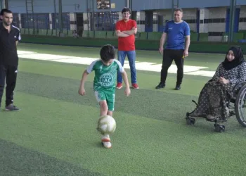 Suriyeli 9 yaşındaki Muhammed, Ronaldo gibi olmak için destek istiyor