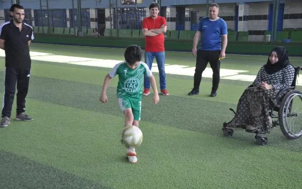 Suriyeli 9 yaşındaki Muhammed, Ronaldo gibi olmak için destek istiyor