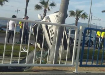 Takla Atan Otomobi̇l Tramvay Yoluna Devri̇ldi̇: 2 Yaralı