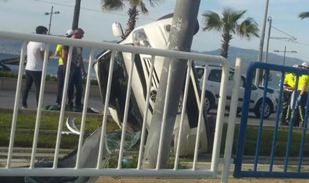 Takla Atan Otomobi̇l Tramvay Yoluna Devri̇ldi̇: 2 Yaralı