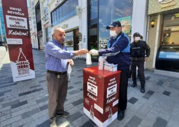 İsti̇klal Caddesi̇’nde dükkanlar açılmaya başladı